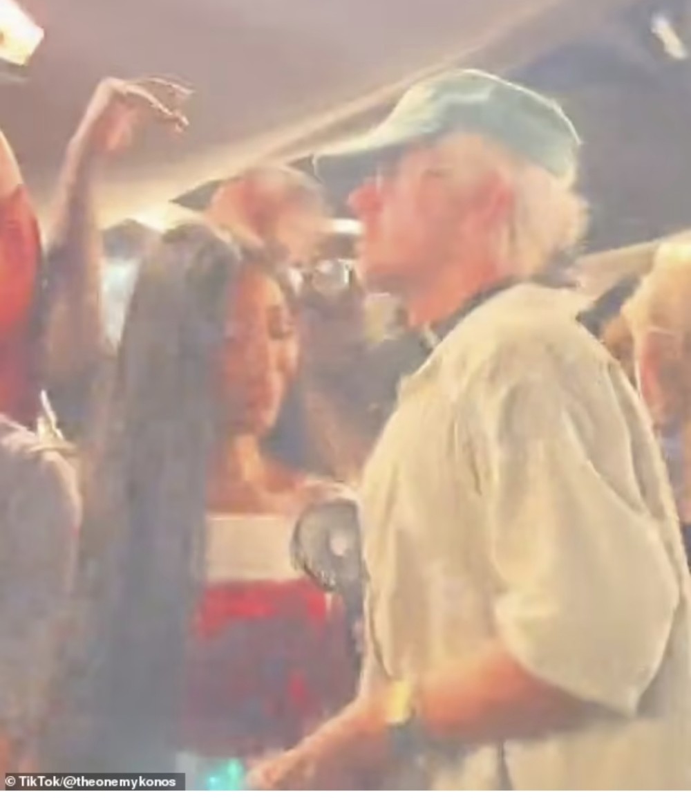 Məşhur model ziyafətdə DJ ilə öpüşüb- FOTO