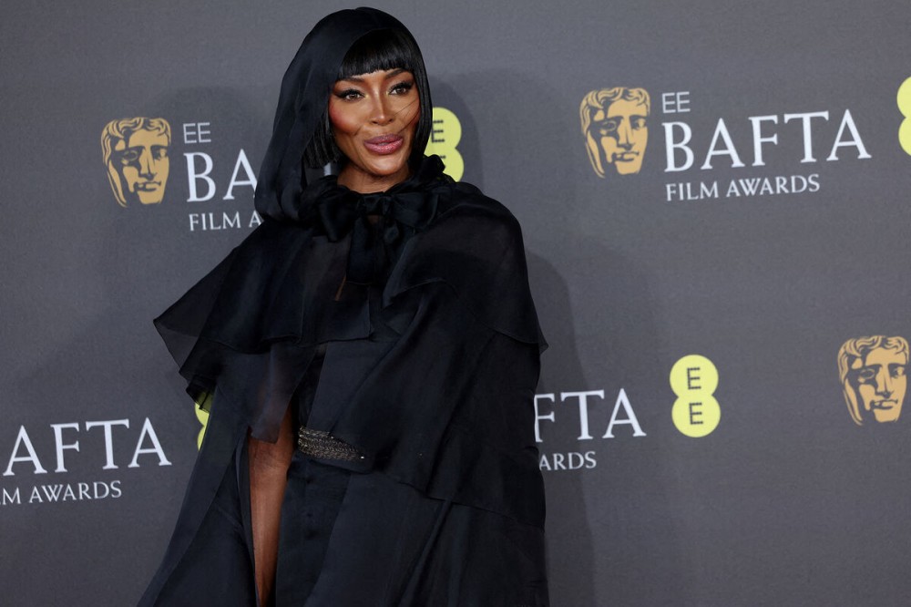 Məşhur model ziyafətdə DJ ilə öpüşüb- FOTO