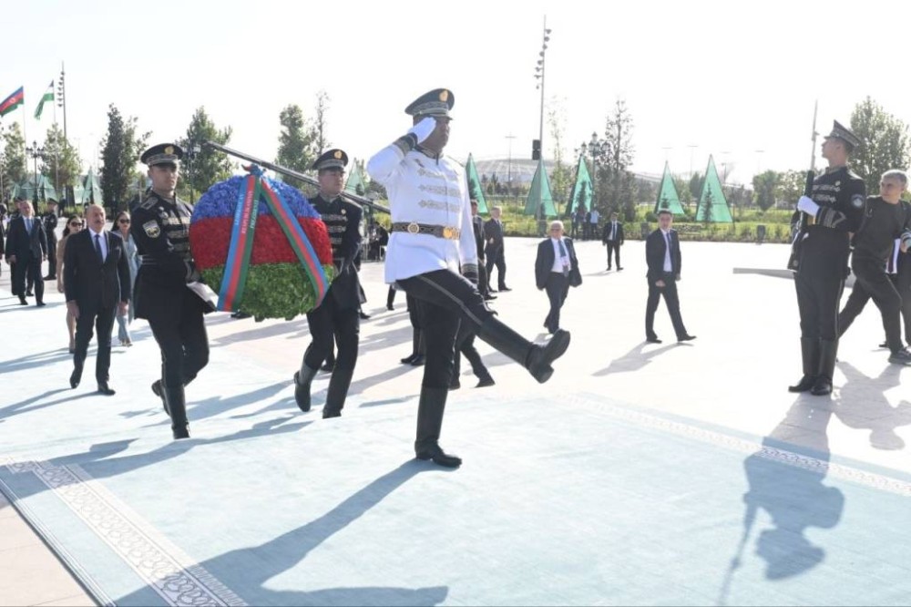 Prezident Özbəkistanda Müstəqillik abidəsini ziyarət etdi - FOTOLAR