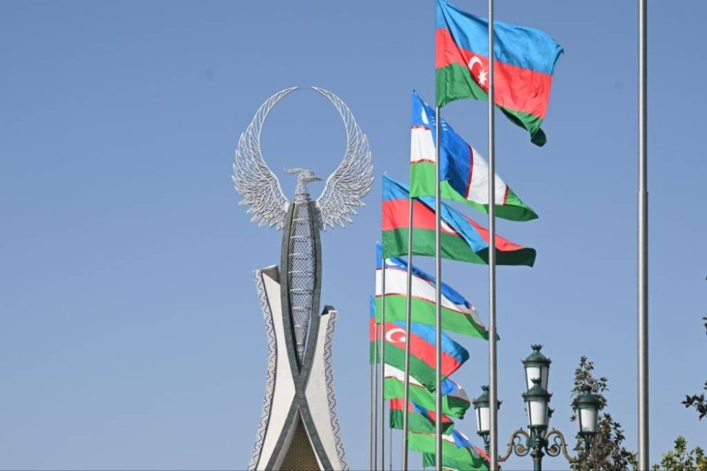 Prezident Özbəkistanda Müstəqillik abidəsini ziyarət etdi - FOTOLAR