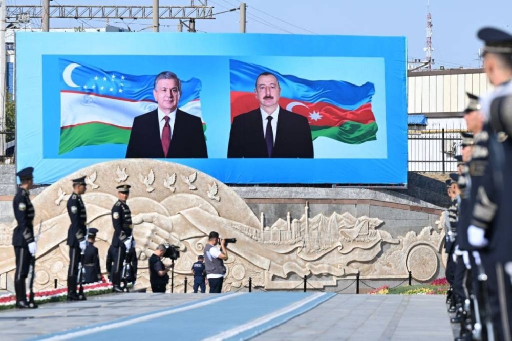 Prezident Özbəkistanda Müstəqillik abidəsini ziyarət etdi - FOTOLAR