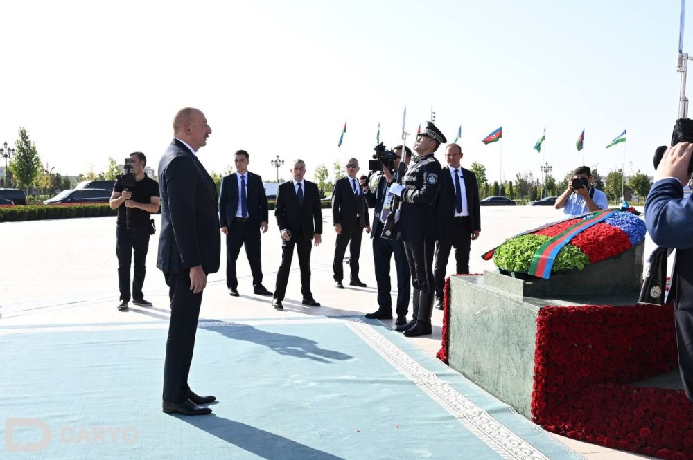 Prezident Özbəkistanda Müstəqillik abidəsini ziyarət etdi - FOTOLAR