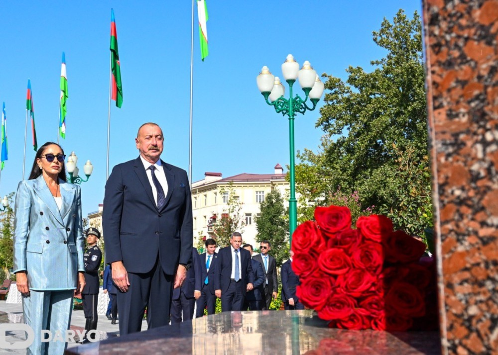 Prezident Daşkənddə Ümummilli Liderin barelyefi önünə gül dəstləri qoyub