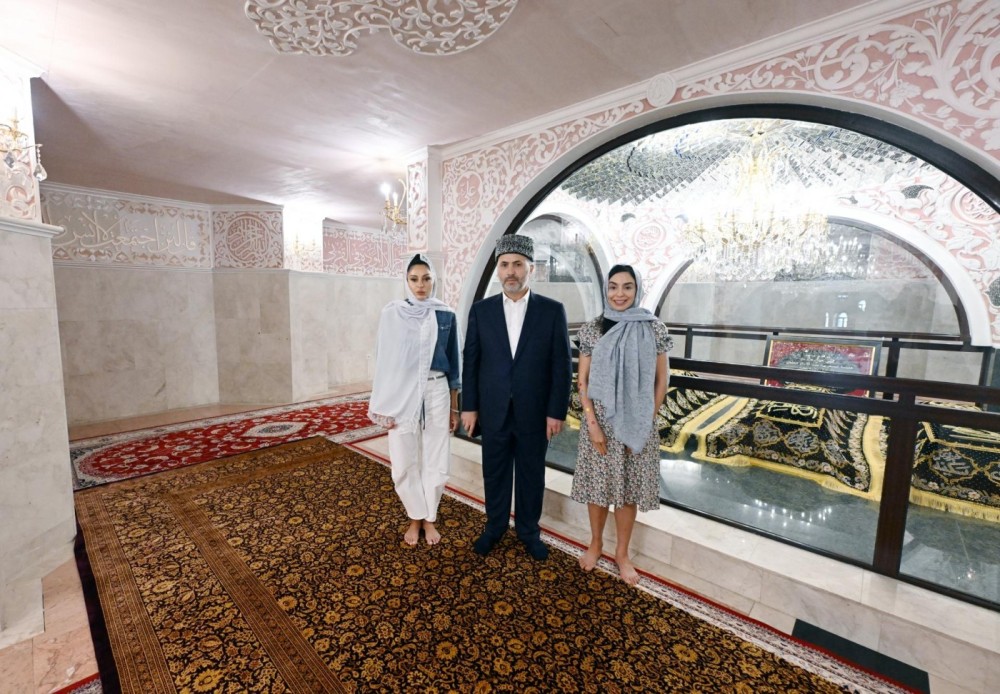 Birinci xanım Bibiheybət ziyarətgah kompleksini ziyarət edib -FOTOLAR
