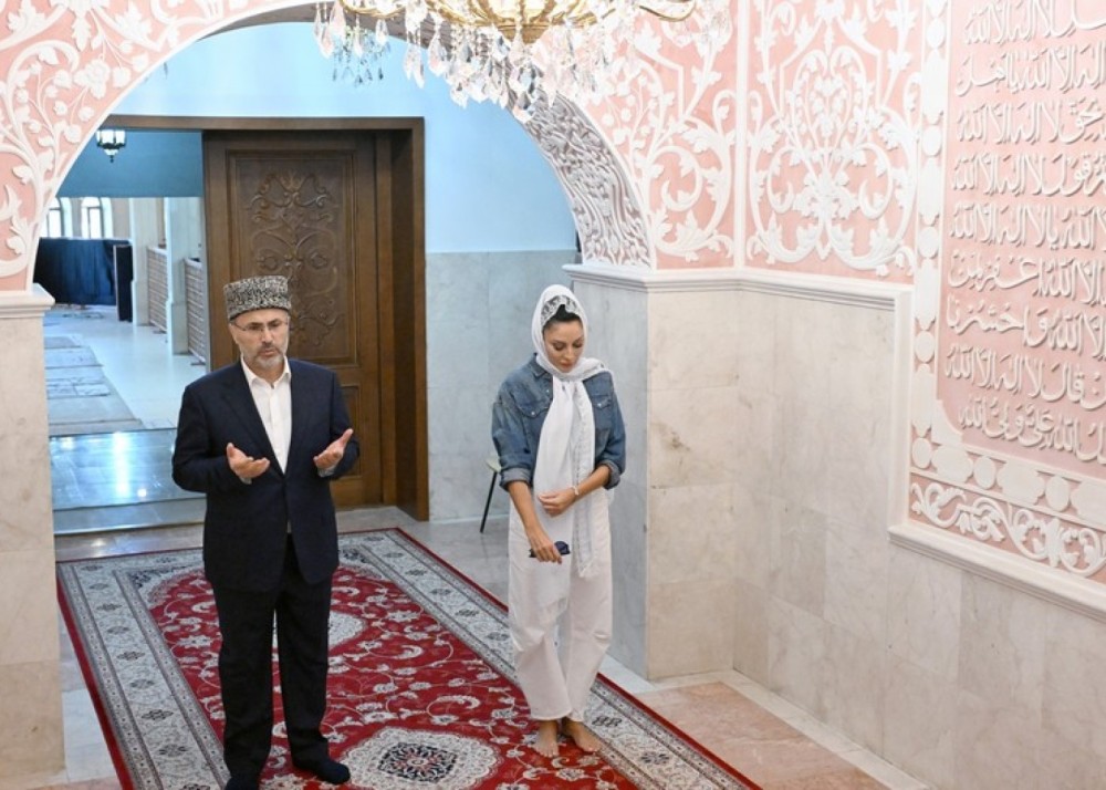 Birinci xanım Bibiheybət ziyarətgah kompleksini ziyarət edib -FOTOLAR