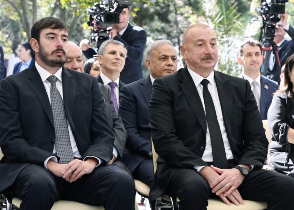 İlham Əliyev və oğlu Aşıq Ələsgərin abidəsinin açılışında -FOTOLAR (YENİLƏNİB)