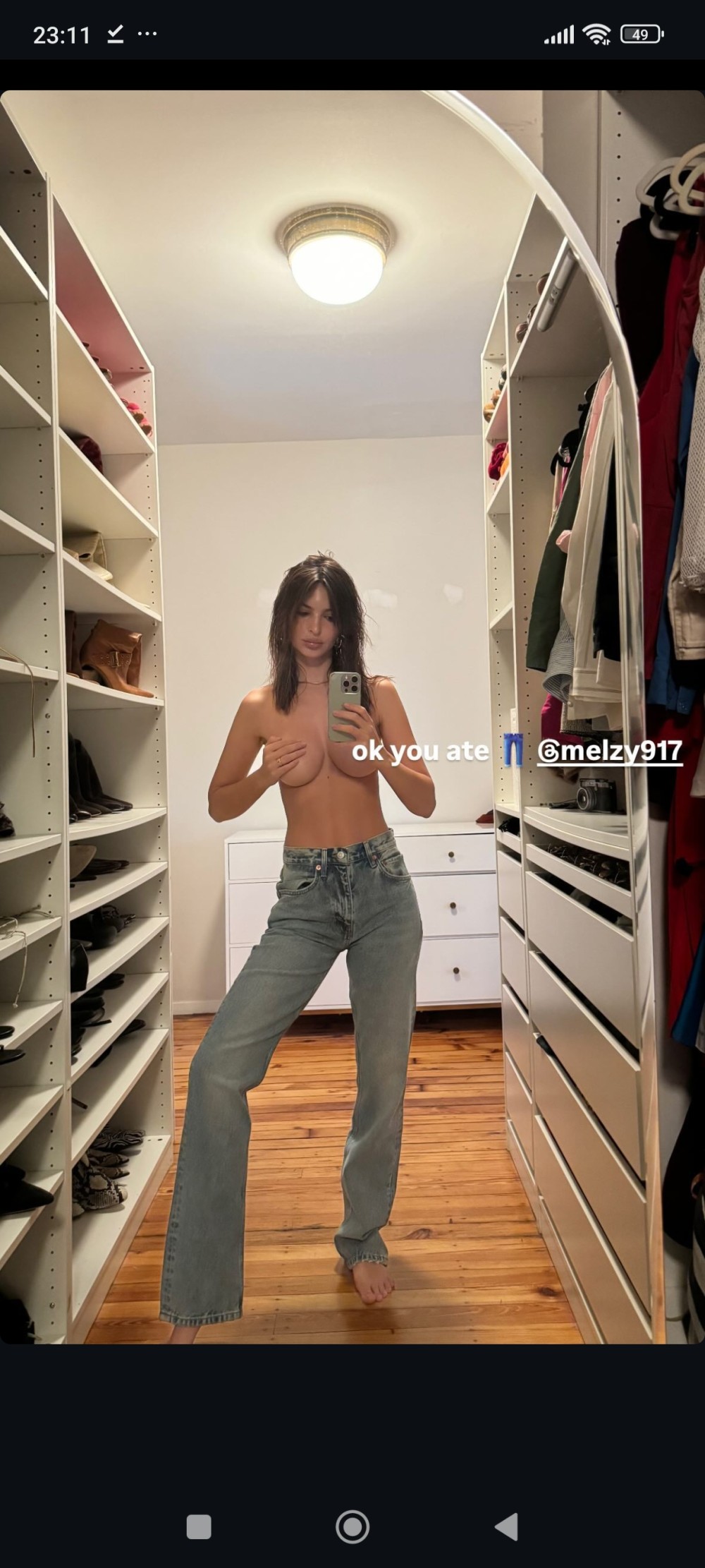 Məşhur model soyunub-geyinmə otağında büstqaltersizpoz verdi