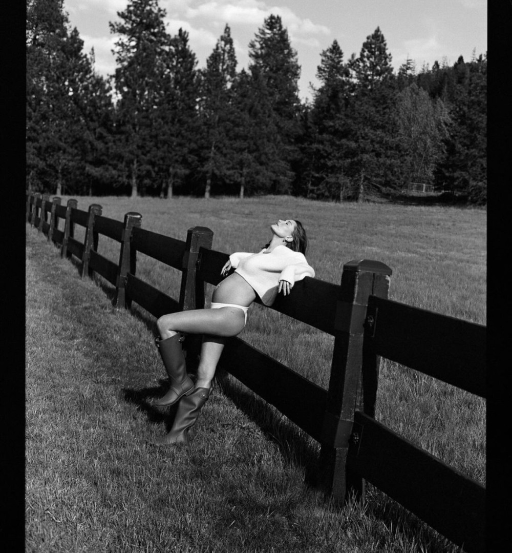 Hamiləlik dövründə şalvarsız çəkdirdiyifotoları paylaşdı