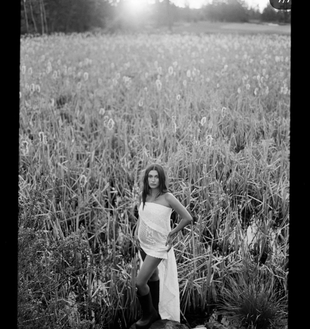 Hamiləlik dövründə şalvarsız çəkdirdiyifotoları paylaşdı