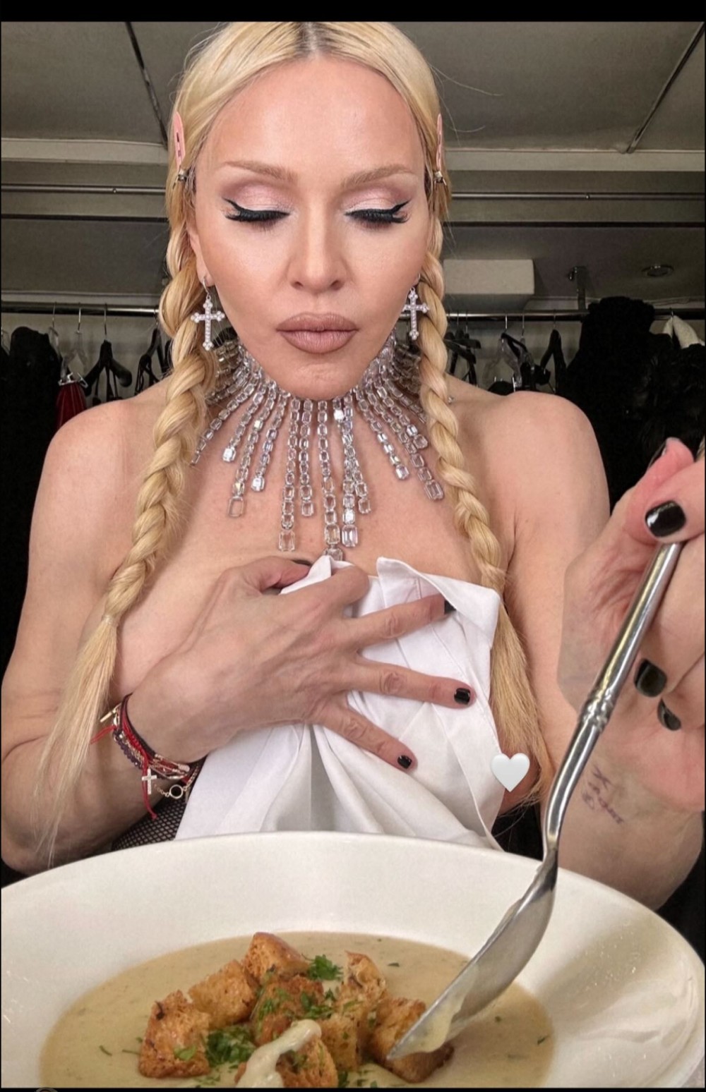 66 yaşlı müğənnibüstqaltersiz pozalar verib - FOTO