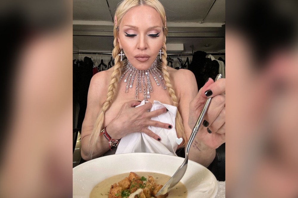 66 yaşlı müğənnibüstqaltersiz pozalar verib - FOTO