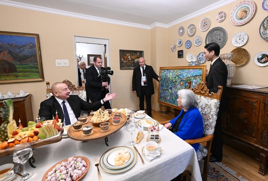 Prezident Aytmatovun ailəsi ilə çay süfrəsi arxasındasöhbət etdi - FOTOLAR