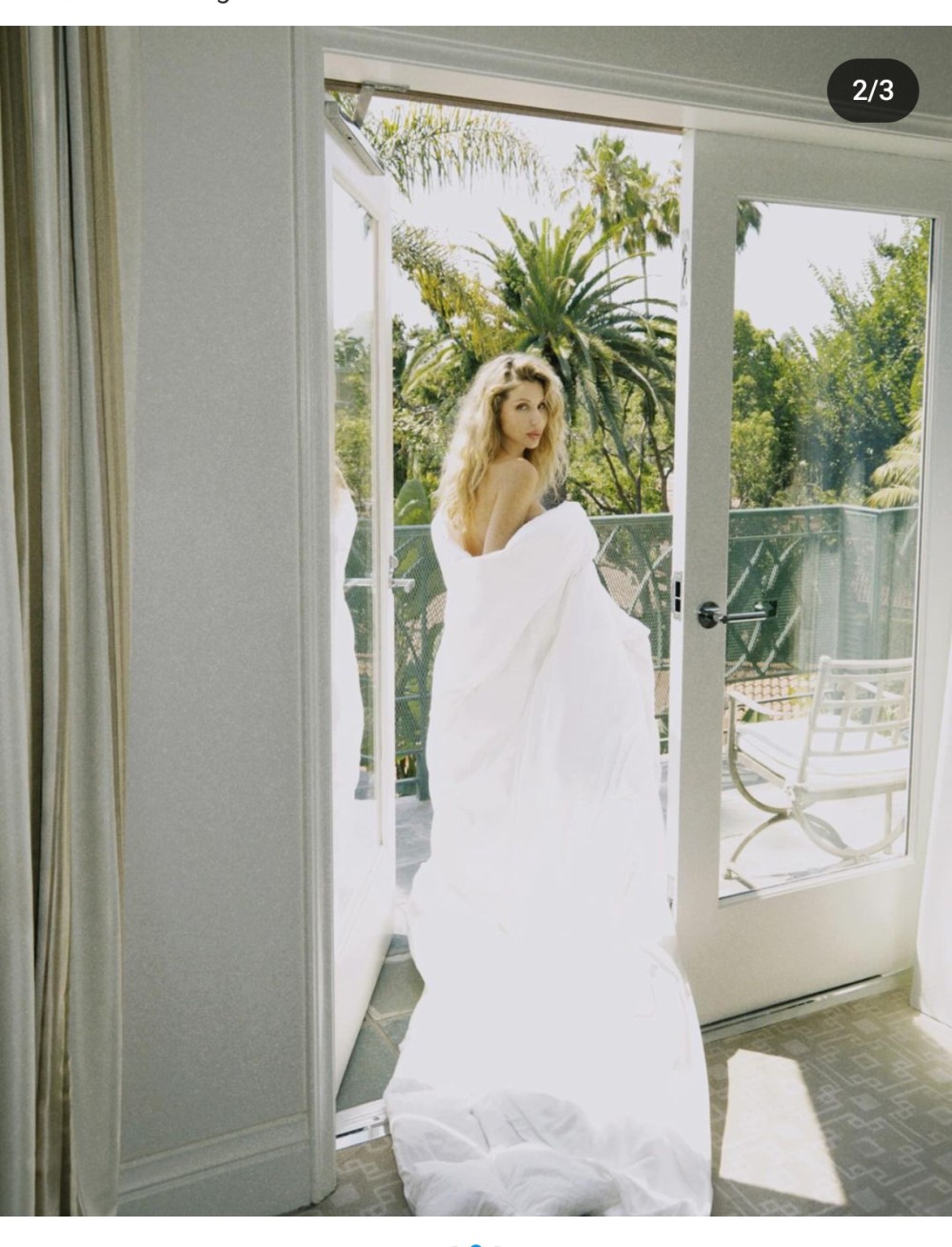 Məşhur müğənni çılpaq halda yorğana bürünübeyvana çıxıb - FOTOLAR