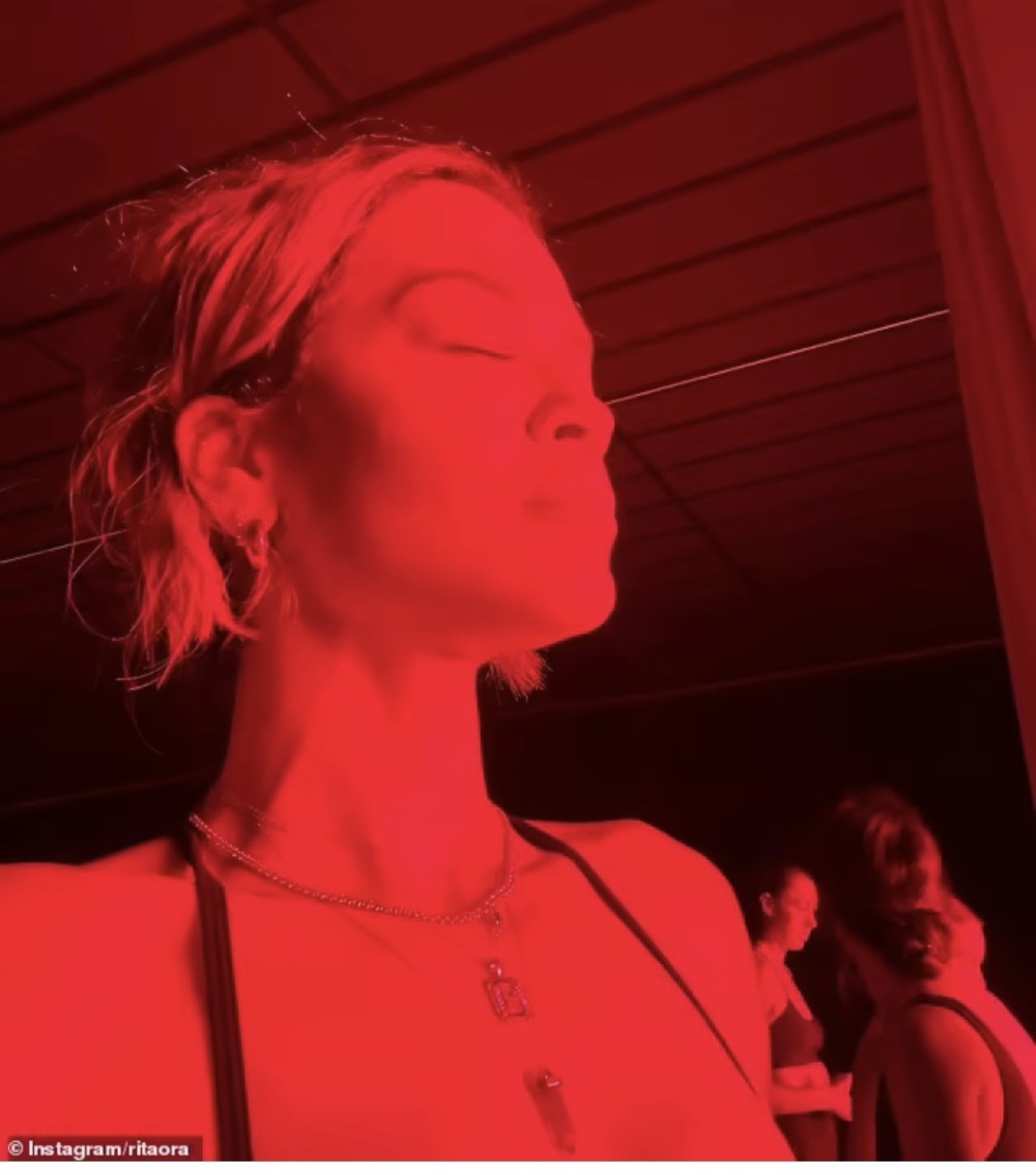 Məşhur müğənni saunadagörüntülənib - FOTO