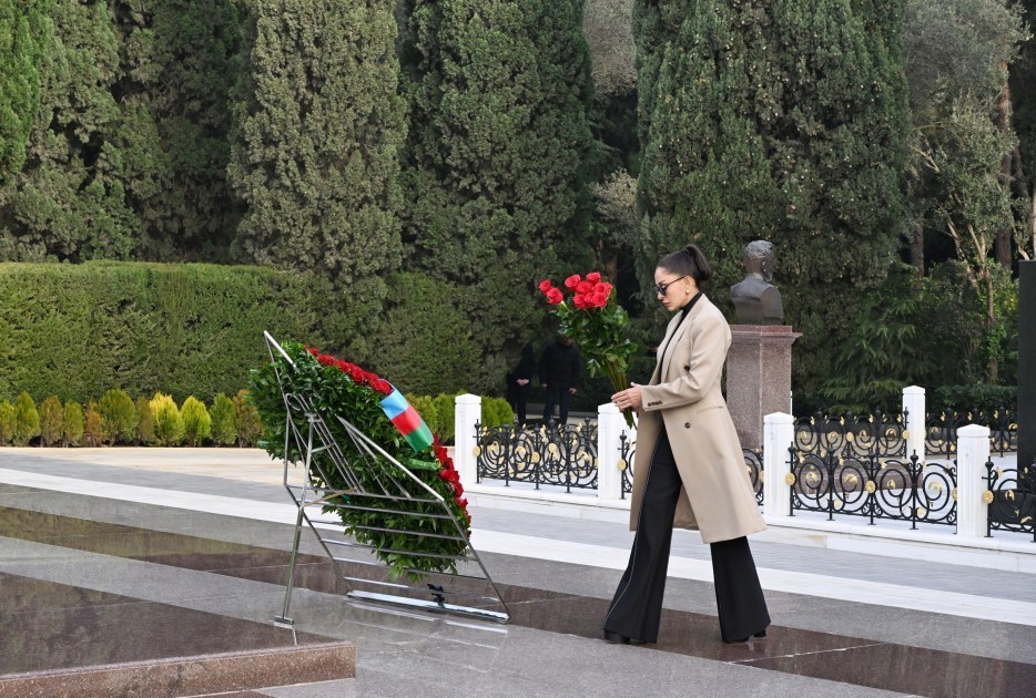 Prezident və birinci xanım Heydər Əliyevin məzarını ziyarət etdi -YENİLƏNİB
