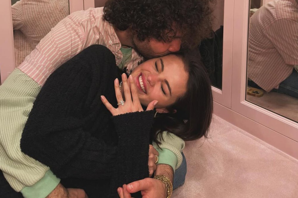 Məşhur müğənninin brilyant nişan üzüyünün qiyməti məlum olub- Fantastik məbləğdə/ FOTO