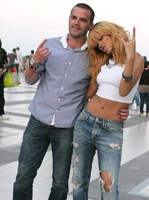 Məşhur müğənninin keçmiş cangüdəni küçədə güllələndi- TƏCİLİ xəstəxanaya çatdırılıb/ FOTO