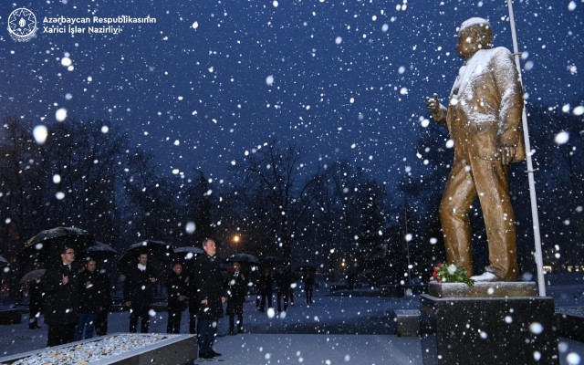 Ceyhun Bayramov Belqradda Heydər Əliyevin abidəsini ziyarət etdi - FOTO