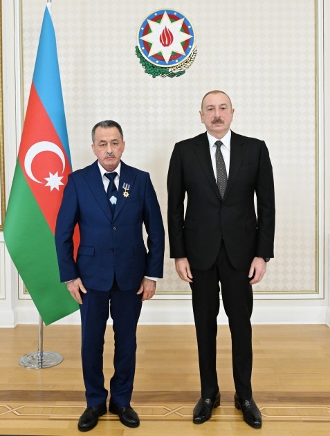 Prezident həlak olan ekipaj heyətinin ailə üzvləri və sağ qalan bələdçilərlə görüşdü -FOTOLAR (YENİLƏNİB)