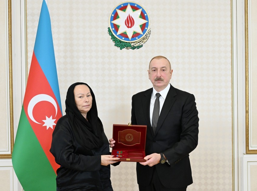 Prezident həlak olan ekipaj heyətinin ailə üzvləri və sağ qalan bələdçilərlə görüşdü -FOTOLAR (YENİLƏNİB)