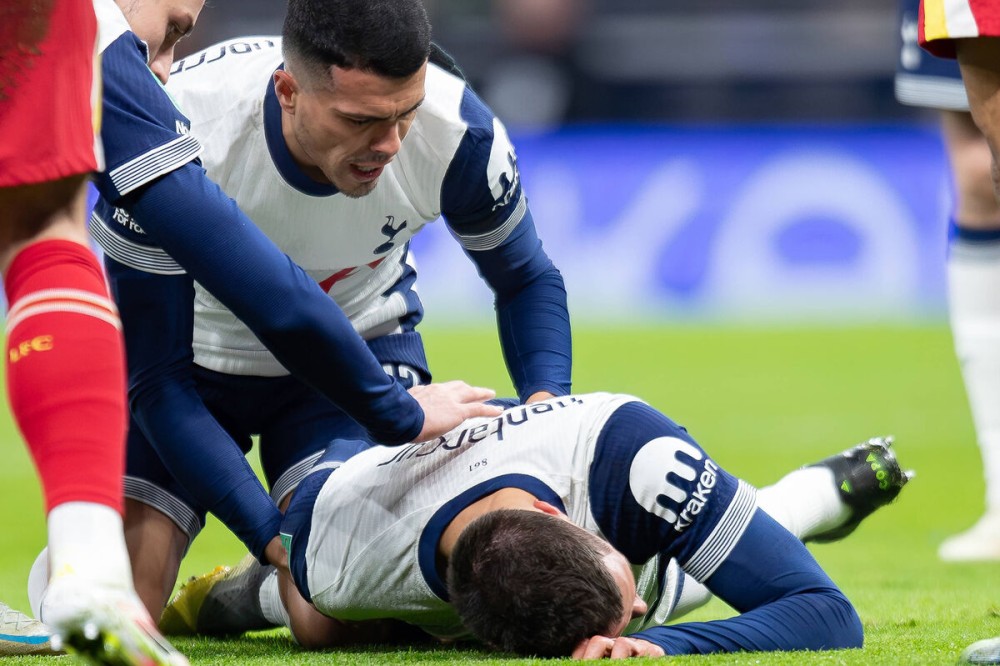 "Tottenhem"in futbolçusu "Liverpul"la oyunda huşunu itirib