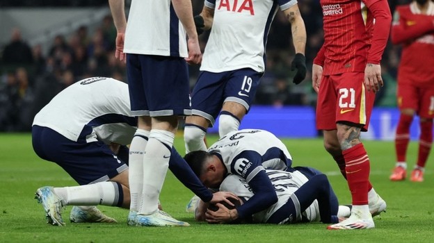 "Tottenhem"in futbolçusu "Liverpul"la oyunda huşunu itirib
