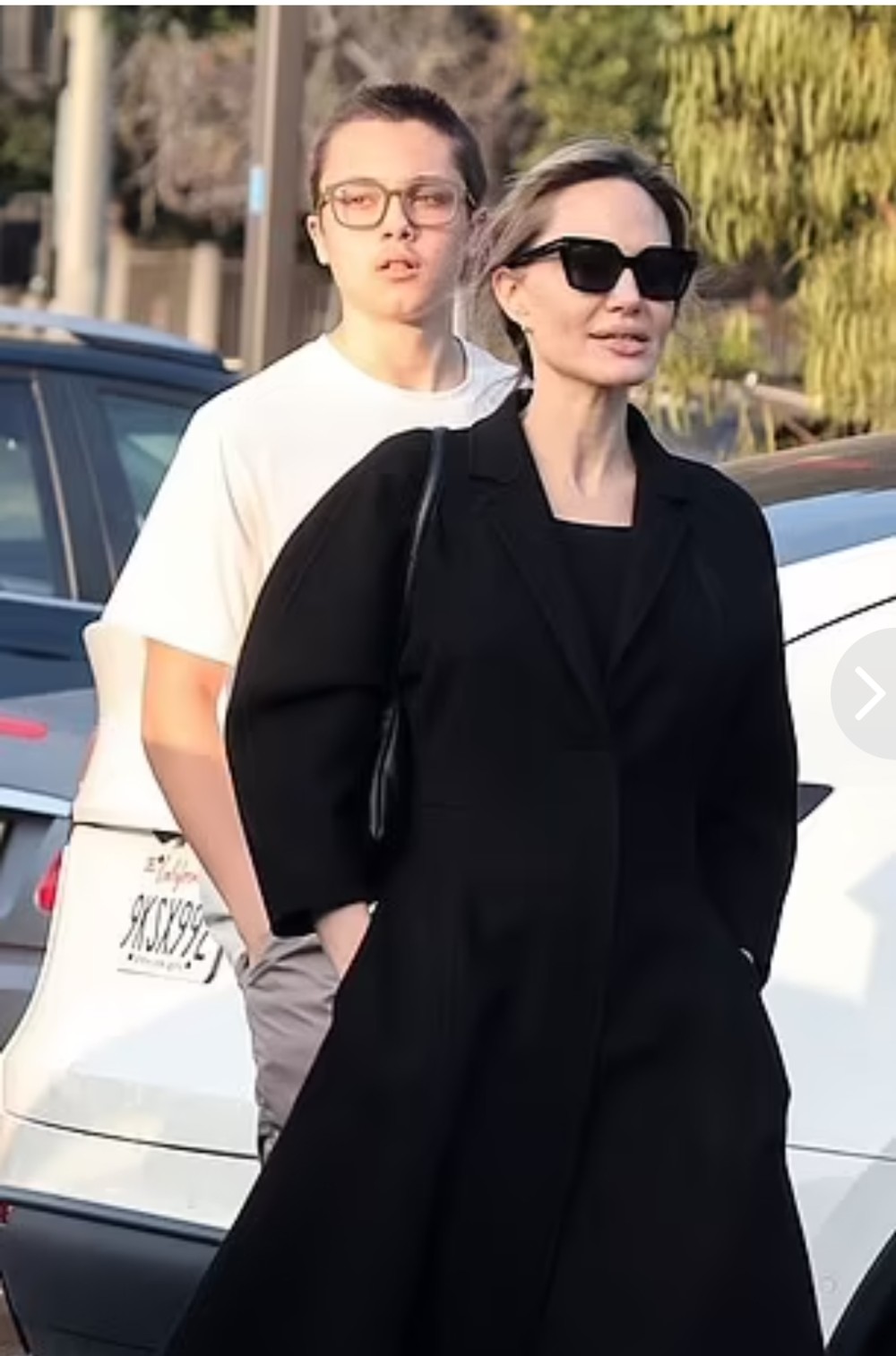 Ancelina Coli Pittdən boşandıqdan sonra oğlu Knoksla alış-veriş edərkən görüntülənib