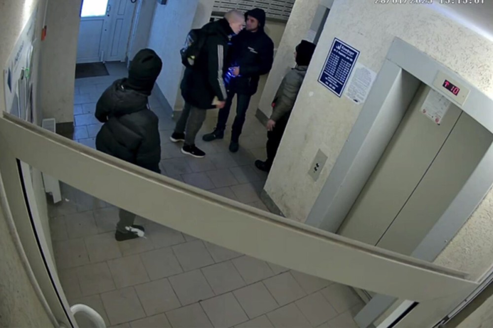 Gənc oğlan süpürgəçi və lift ustasını narkoman zənn edərək onlara hücum edib