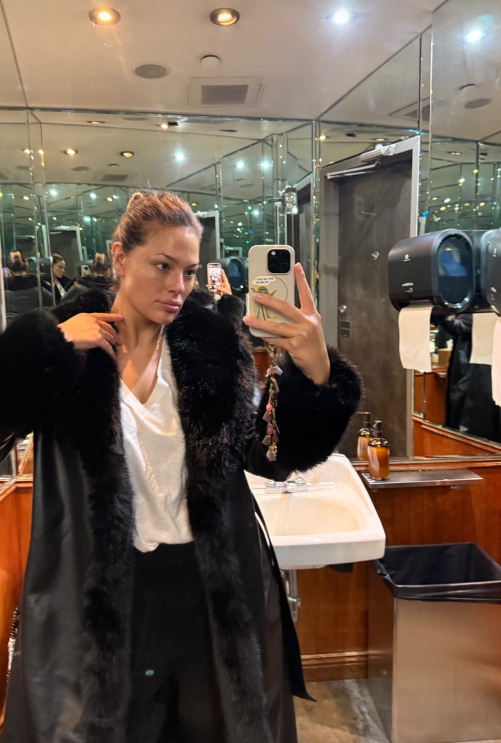 Böyük ölçülü modelmakiyajsız və filtrsiz goruntulənib