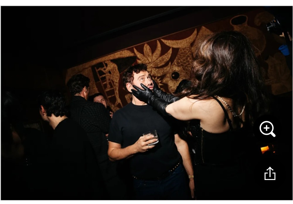 İrina Şeyk şortla Mədonnanın gecəsinə qatıldı