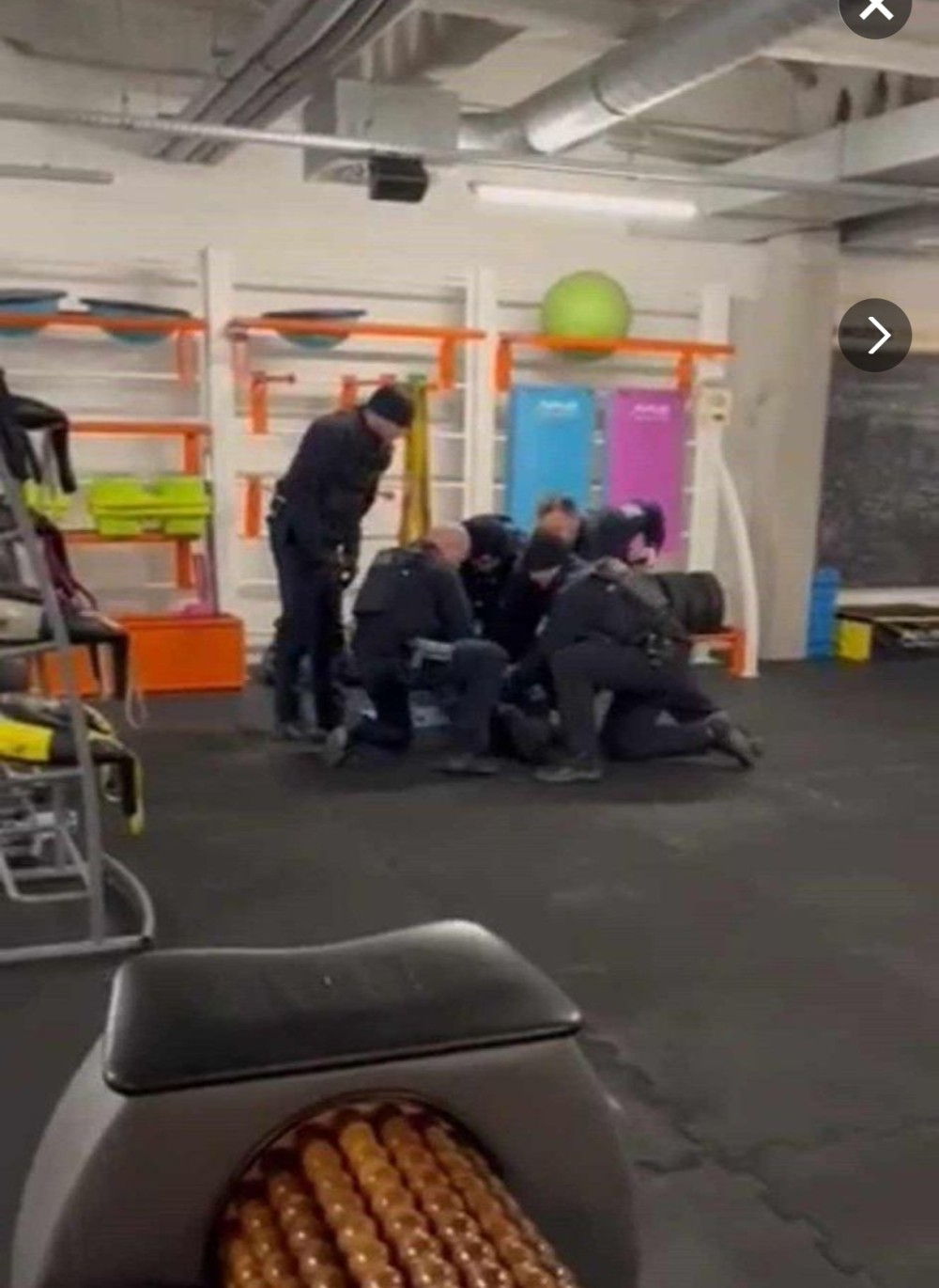 Kişi 20 kiloqramlıq çəkiclə fitnes klubunun ziyarətçisinə hücum edib