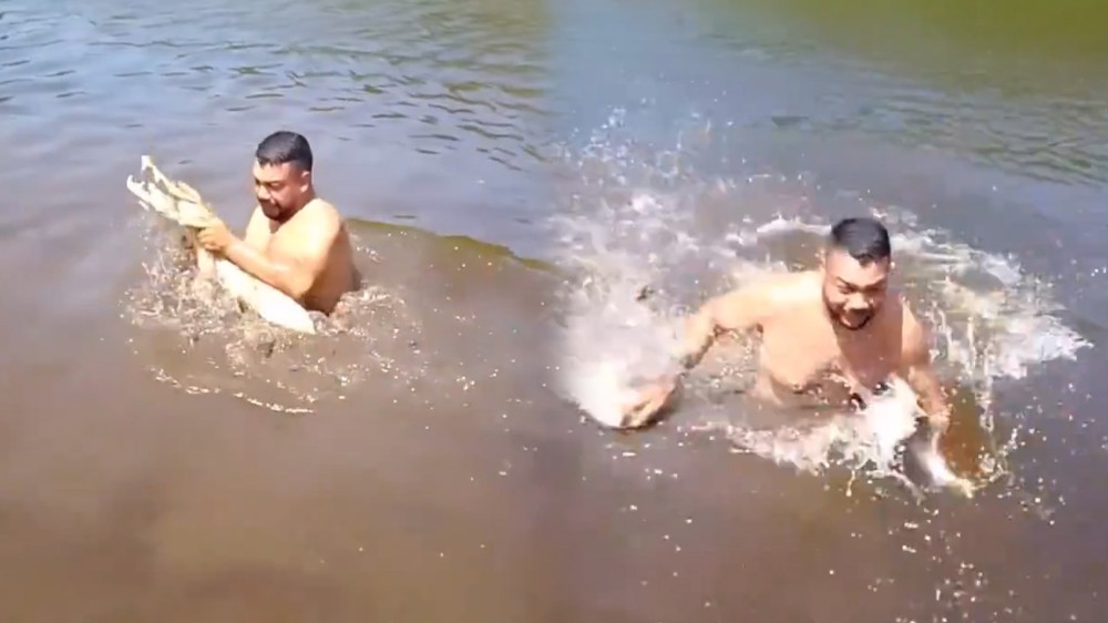 Çayda qeyri-adi hadisə:Ayağına nəyinsə dəydiyini hiss etdi ,  onu çıxarmağa çalışdı