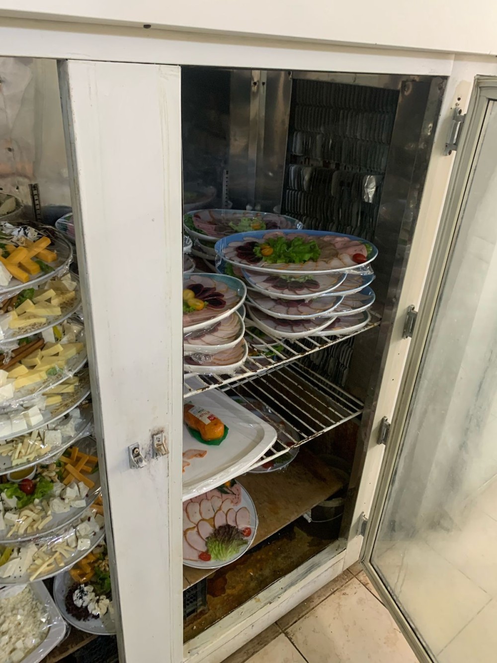 Məşhur restoran "Sərin”də mənşəyi məlum olmayan məhsullar aşkarlandı /FOTOLAR