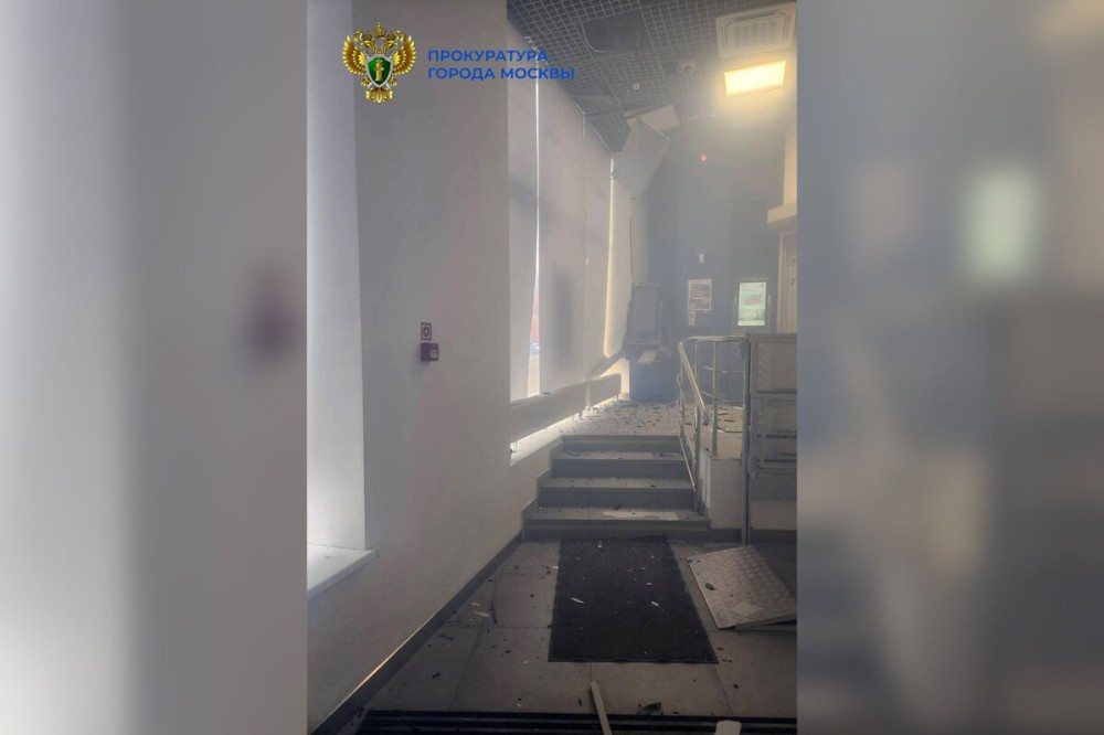 Bank filialında baş verən partlayış yerindən görüntülər yayılıb/ FOTO