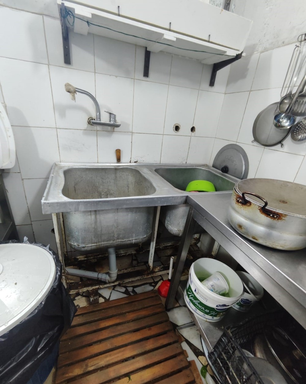 Daha bir restoranda nöqsanlar aşkarlandı/FOTOLAR