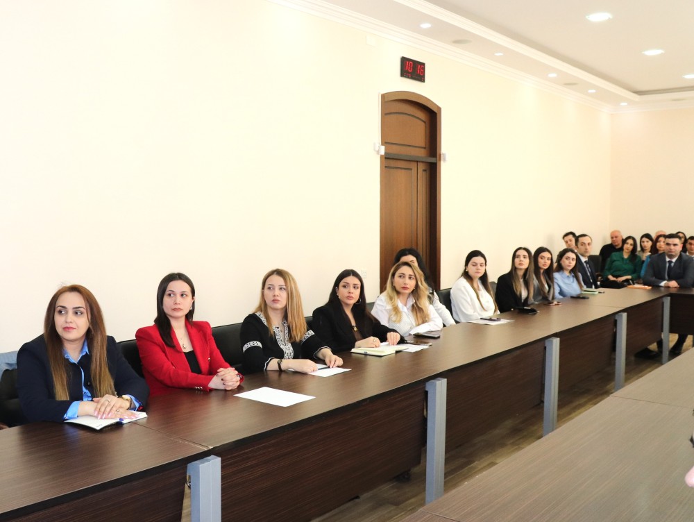 Vəkillər Kollegiyasının sədri vəkilliyə namizədlərlə görüşüb