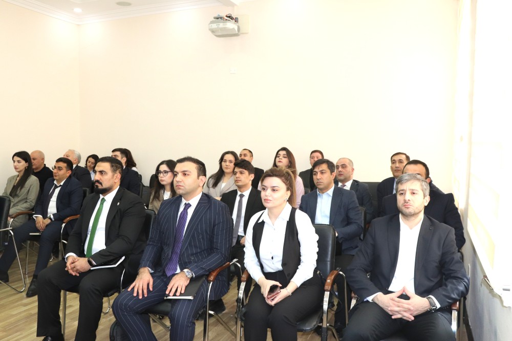 Vəkillər Kollegiyasının sədri vəkilliyə namizədlərlə görüşüb