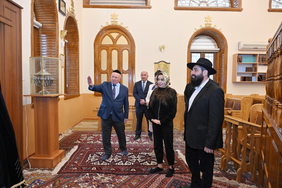 Leyla Əliyeva Qırmızı qəsəbədə “Altı günbəz” sinaqoqu ilə tanış olub -FOTO