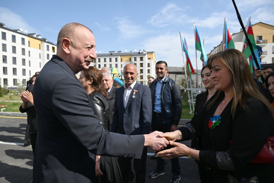 Prezident və xanımı Suqovuşan sakinlərinə evlərinin açarlarını təqdim etdilər -YENİLƏNİB (FOTOLAR)