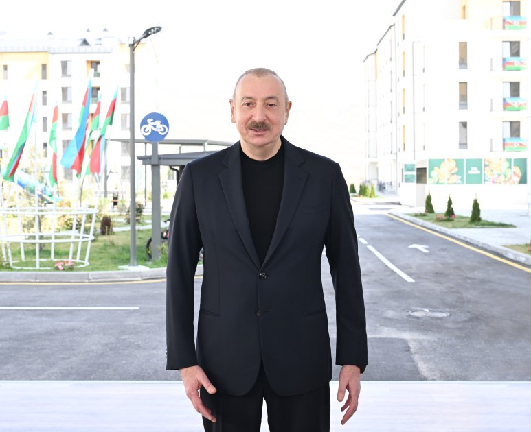 Prezident və xanımı Suqovuşan sakinlərinə evlərinin açarlarını təqdim etdilər -YENİLƏNİB (FOTOLAR)