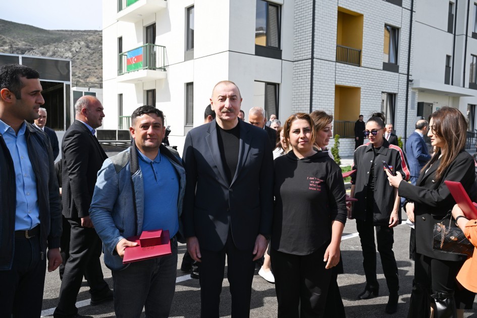 Prezident və xanımı Suqovuşan sakinlərinə evlərinin açarlarını təqdim etdilər -YENİLƏNİB (FOTOLAR)