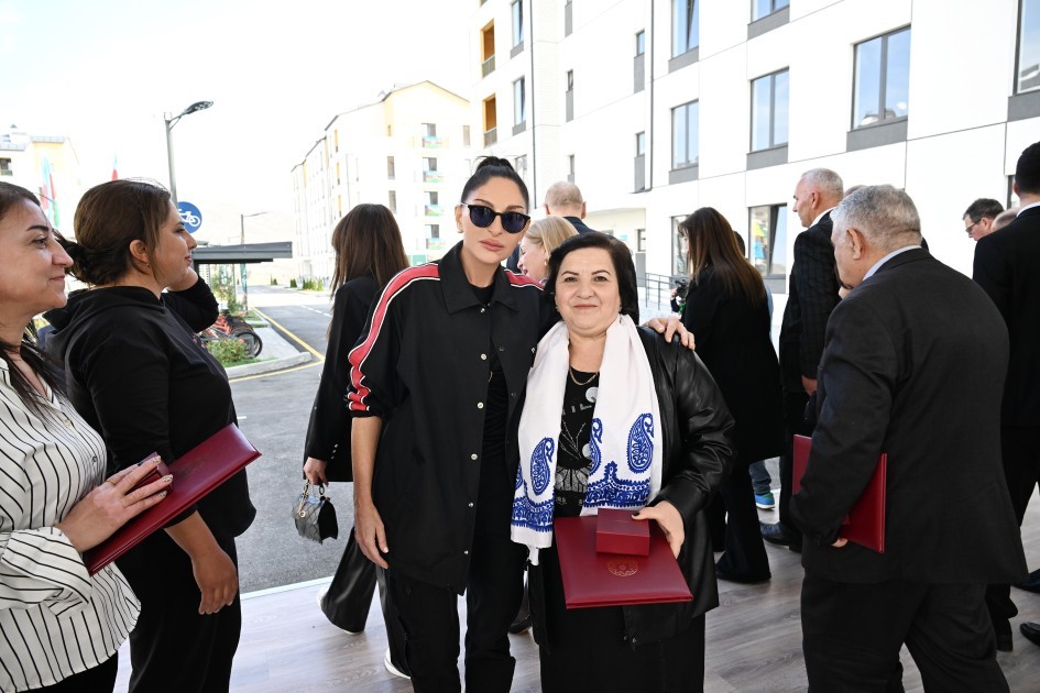 Prezident və xanımı Suqovuşan sakinlərinə evlərinin açarlarını təqdim etdilər -YENİLƏNİB (FOTOLAR)