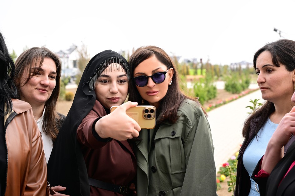 Bax, biz belə şəhər qururuq!” - Prezidentin sakinlərlə söhbəti (FOTOLAR)