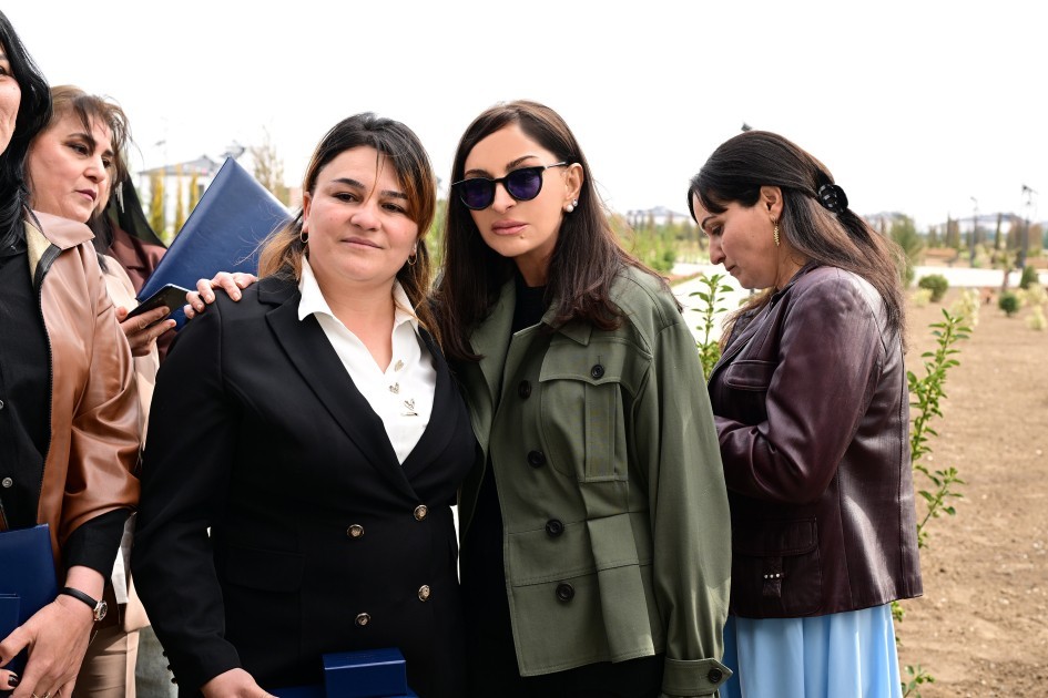 Bax, biz belə şəhər qururuq!” - Prezidentin sakinlərlə söhbəti (FOTOLAR)