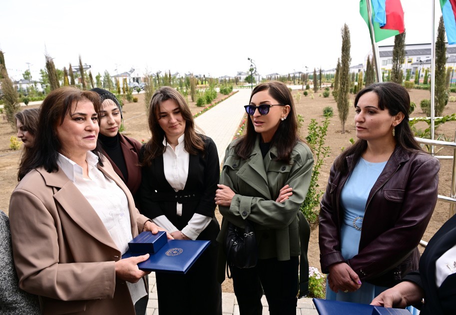 Bax, biz belə şəhər qururuq!” - Prezidentin sakinlərlə söhbəti (FOTOLAR)