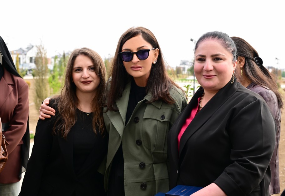 Bax, biz belə şəhər qururuq!” - Prezidentin sakinlərlə söhbəti (FOTOLAR)