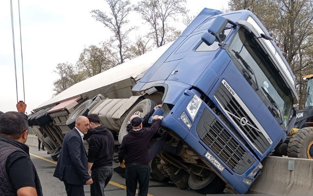 TIR" qəzasına görə bağlanan magistral açıldı - YENİLƏNİB (FOTO)