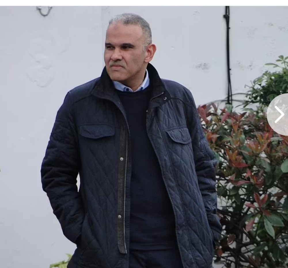 Diş həkimi soyunub-geyinmə otağında tibb bacılarını çəkərkən tutuldu