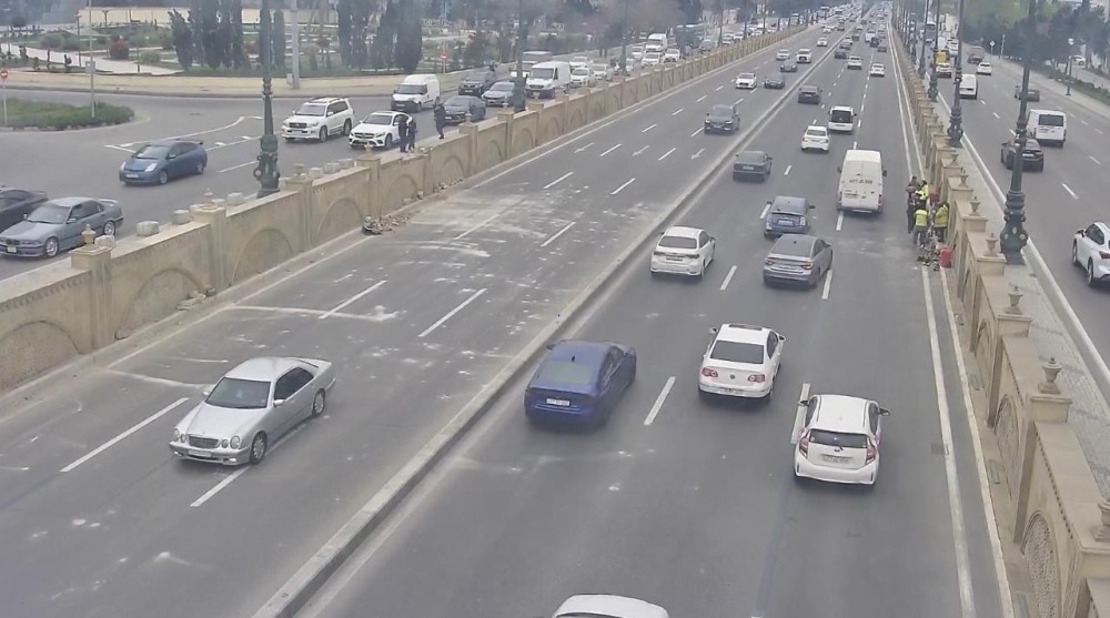 Bolt"un taksisi Bakıda qəza törətdi - VİDEO (YENİLƏNİB