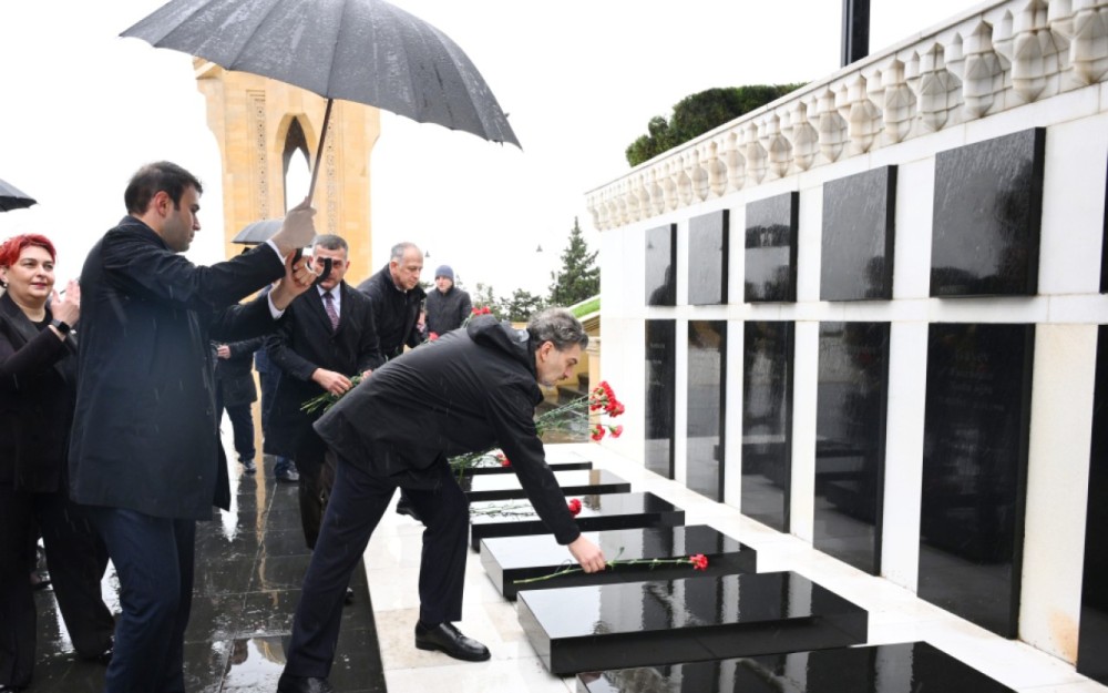 Mixeil Kavelaşvili Heydər Əliyevin məzarını və Şəhidlər xiyabanını ziyarət etdi - FOTOLAR